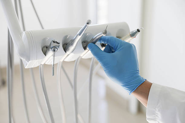 Professional Tooth Extraction technician working in Tres Arroyos, NM